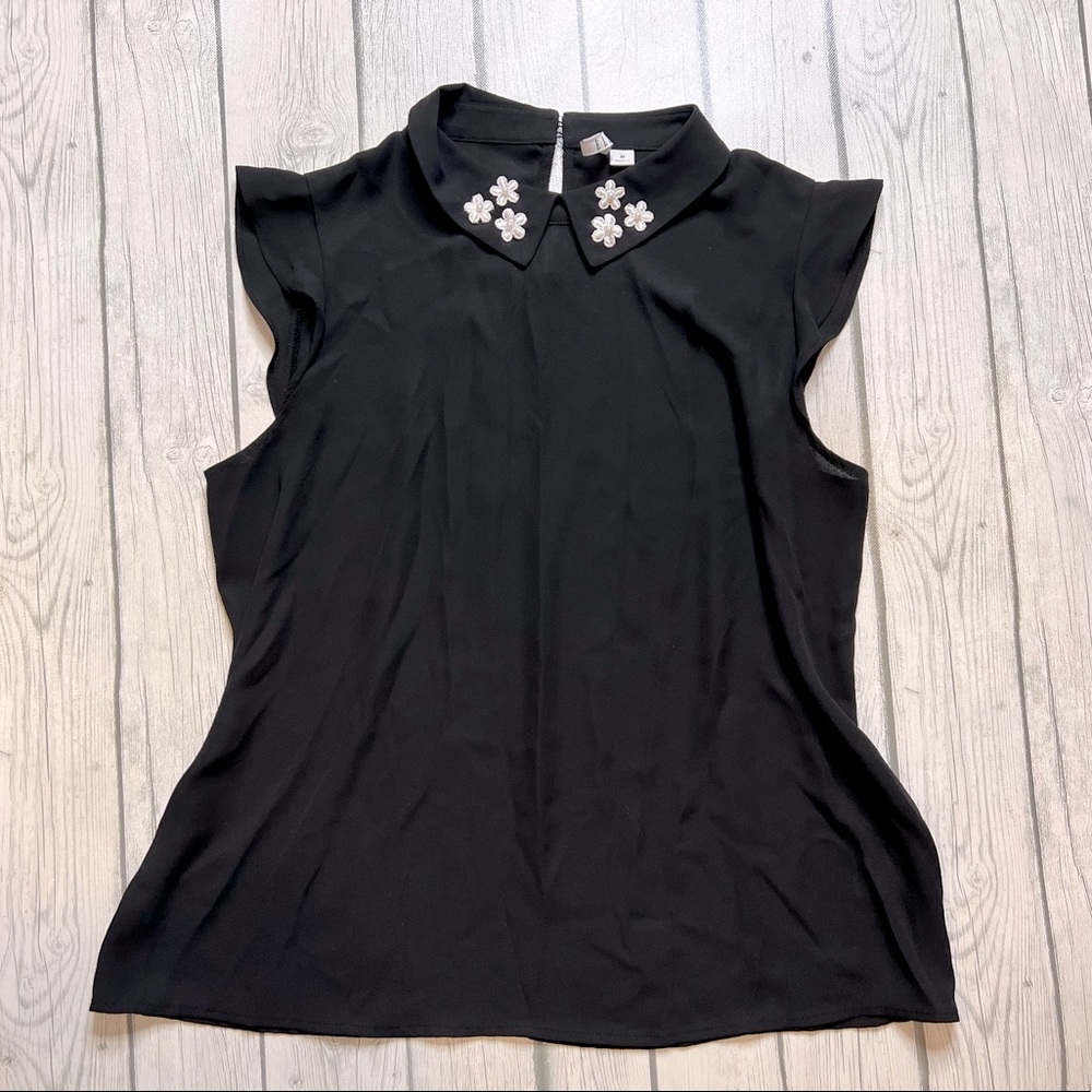 Elle size medium Peter Pan color dress shirt with embroidery floral